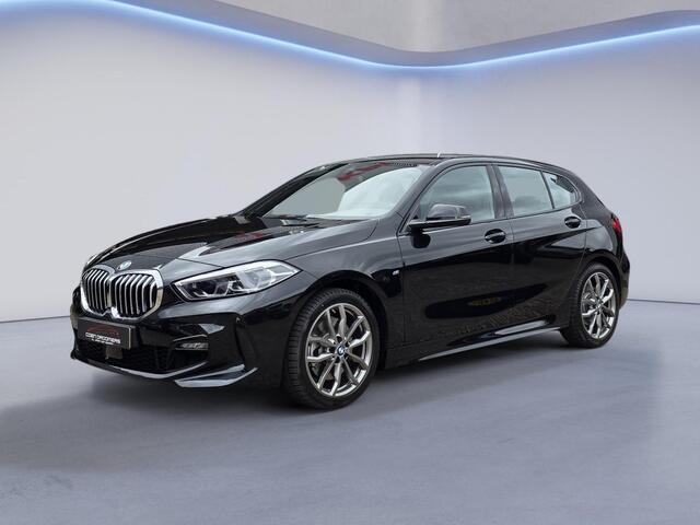 BMW 1-SERIE 120i M Sport /Apple Carplay/Stuur-Stoelverw./Camera/Parkeersens. Rondom/Elektr. Klep/DAB+/Grootlichtass./(MET GARANTIE*)
