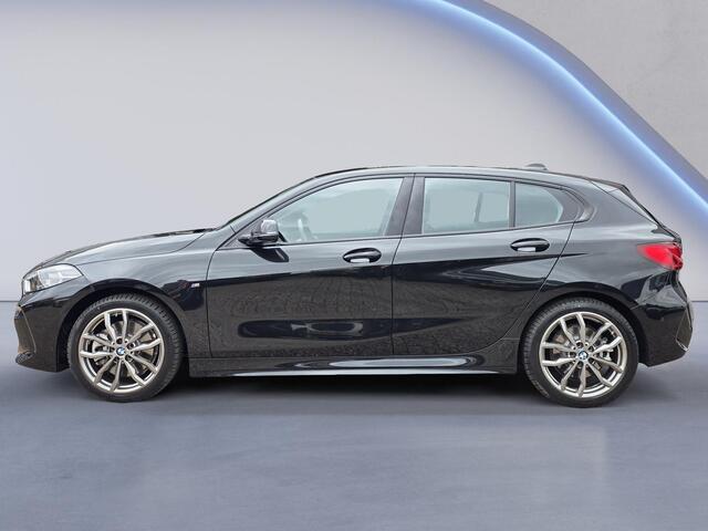 BMW 1-SERIE 120i M Sport /Apple Carplay/Stuur-Stoelverw./Camera/Parkeersens. Rondom/Elektr. Klep/DAB+/Grootlichtass./(MET GARANTIE*)