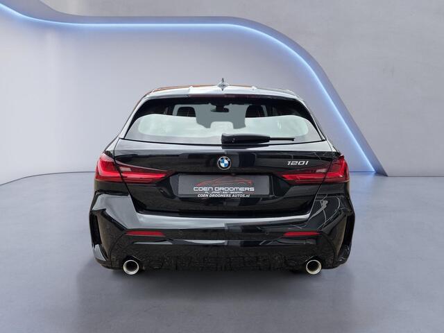 BMW 1-SERIE 120i M Sport /Apple Carplay/Stuur-Stoelverw./Camera/Parkeersens. Rondom/Elektr. Klep/DAB+/Grootlichtass./(MET GARANTIE*)