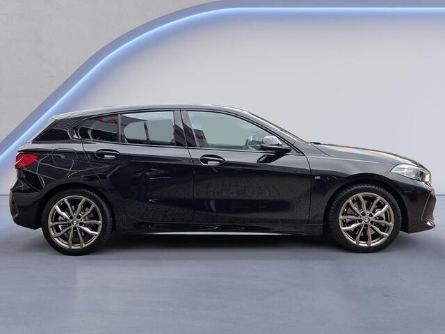 BMW 1-SERIE 120i M Sport /Apple Carplay/Stuur-Stoelverw./Camera/Parkeersens. Rondom/Elektr. Klep/DAB+/Grootlichtass./(MET GARANTIE*)