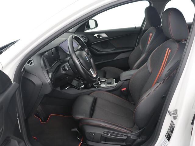 BMW 1-SERIE 118i High Executive | Sport line | Automaat | Carplay | Navigatie | DAB | Sfeerverlichting | Stoelverwarming | Climate controle | Cruise control | Half Leder