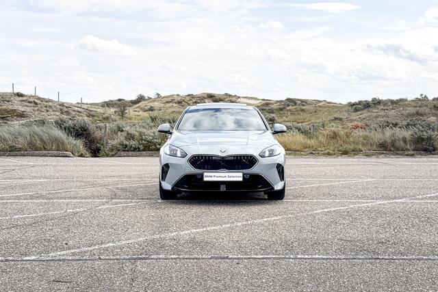 BMW 1-SERIE 120 M Sport Design Edition | M Sport | Glazen Panoramadak | Harman Kardon | Comfort Access |