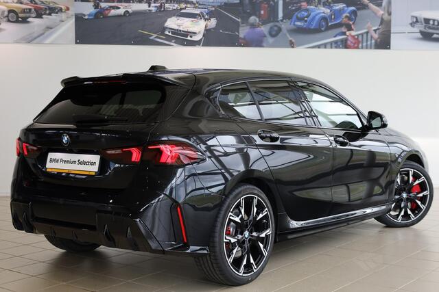 BMW 1-SERIE 120 M Sportpakket Pro | Head Up Display | Harman Kardon Audio | Iconic Glow nierengrille