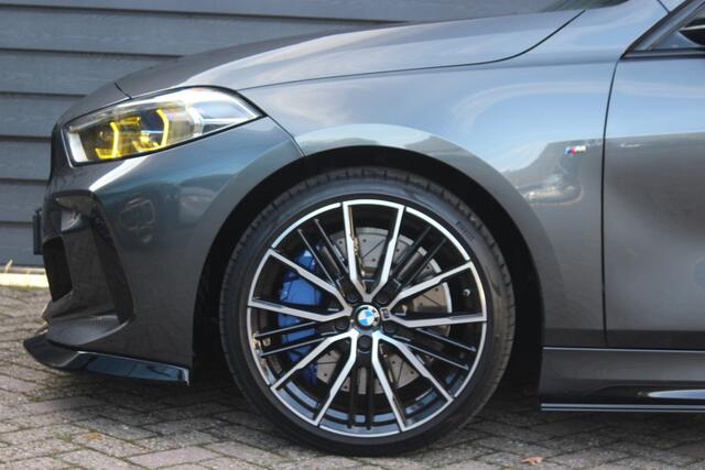 BMW 1-SERIE M135i xDrive - 306 PK - PERFORMANCE UITLAAT - HEAD UP - CARPLAY - 19 INCH -