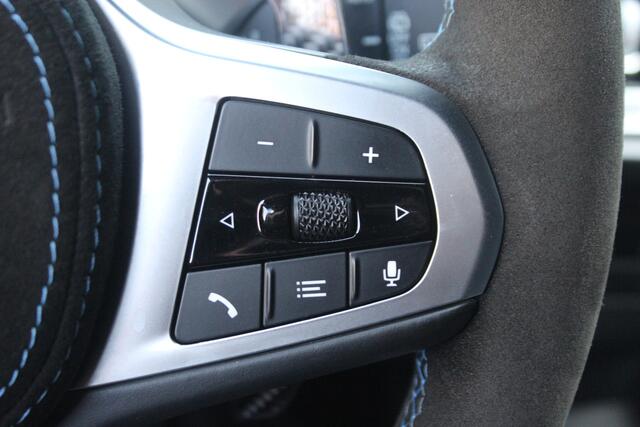 BMW 1-SERIE M135i xDrive - 306 PK - PERFORMANCE UITLAAT - HEAD UP - CARPLAY - 19 INCH -