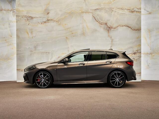 BMW 1-SERIE 118i M Sport Pro, NL-auto, Sonderlackierung, M stoel, 19", M135i optiek, pano, leder, privacy, dealeroh