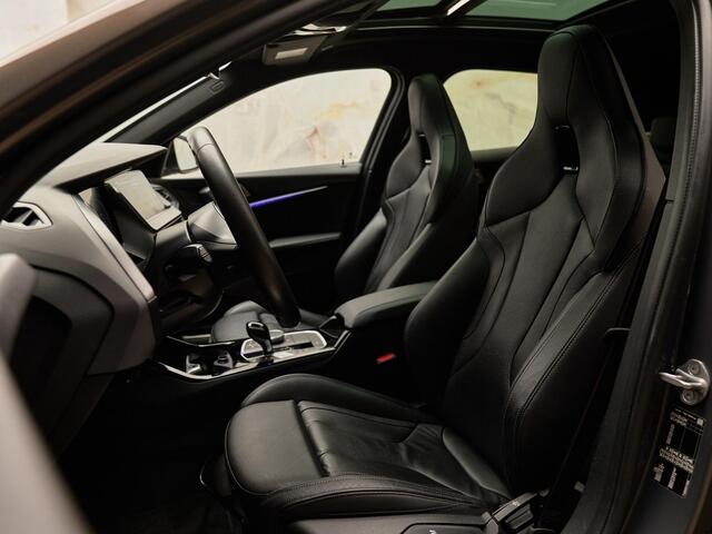 BMW 1-SERIE 118i M Sport Pro, NL-auto, Sonderlackierung, M stoel, 19", M135i optiek, pano, leder, privacy, dealeroh