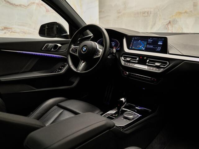 BMW 1-SERIE 118i M Sport Pro, NL-auto, Sonderlackierung, M stoel, 19", M135i optiek, pano, leder, privacy, dealeroh