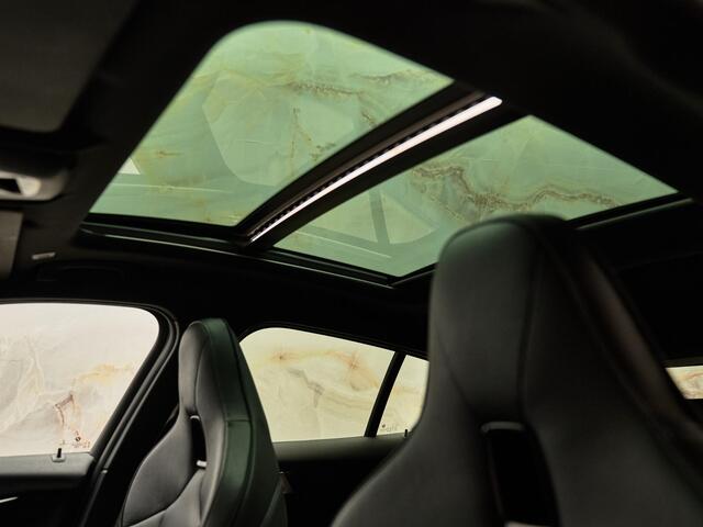 BMW 1-SERIE 118i M Sport Pro, NL-auto, Sonderlackierung, M stoel, 19", M135i optiek, pano, leder, privacy, dealeroh