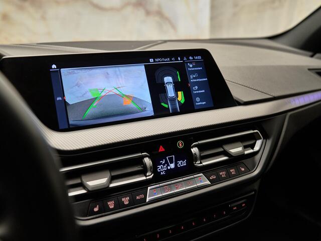 BMW 1-SERIE 118i M Sport Pro, NL-auto, Sonderlackierung, M stoel, 19", M135i optiek, pano, leder, privacy, dealeroh