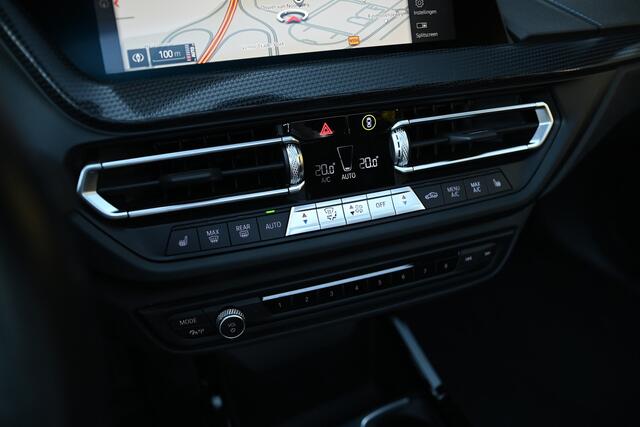 BMW 1-SERIE 118i High Executive M Sport Automaat / Trekhaak / Panoramadak / Stoelverwarming / Stuurverwarming / Adaptieve LED / HiFi Audio / Sportstoelen / 18" LMV