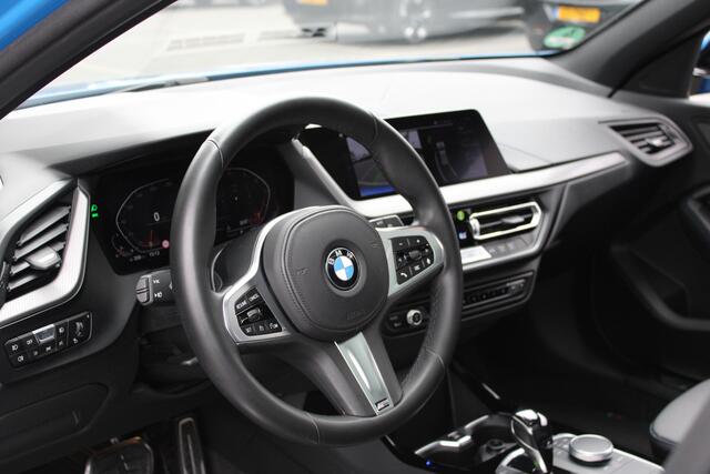 BMW 1-SERIE 118i Executive M Sport Automaat / Panoramadak / Achteruitrijcamera / LED / M Sportonderstel / Live Cockpit Professional / Parking Assistant