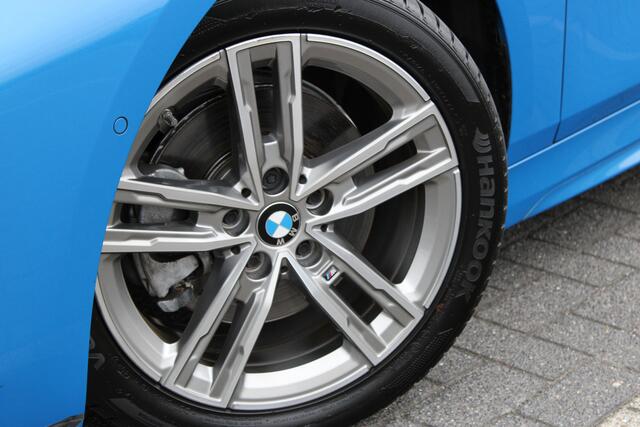 BMW 1-SERIE 118i Executive M Sport Automaat / Panoramadak / Achteruitrijcamera / LED / M Sportonderstel / Live Cockpit Professional / Parking Assistant