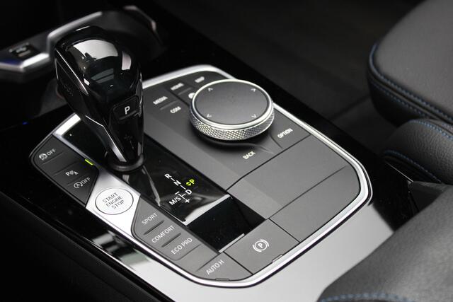 BMW 1-SERIE 118i Executive M Sport Automaat / Panoramadak / Achteruitrijcamera / LED / M Sportonderstel / Live Cockpit Professional / Parking Assistant