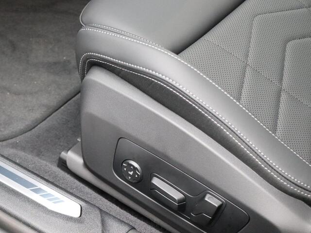 BMW 1-SERIE 120 M Sportpakket Pro | Premium Pack | Stuurwielrand Verwarmd | M Adaptief onderstel | Comfort Access | Panoramadak | Elektrisch Verstelbare Sportstoelen | Driving Assistant Plus | Harman Kardon | 18''