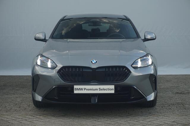 BMW 1-SERIE 120 M Sport Pro | Comfort Access / Elektrisch verwarmde voorstoelen / Sportstoelen / Achteruitrijcamera