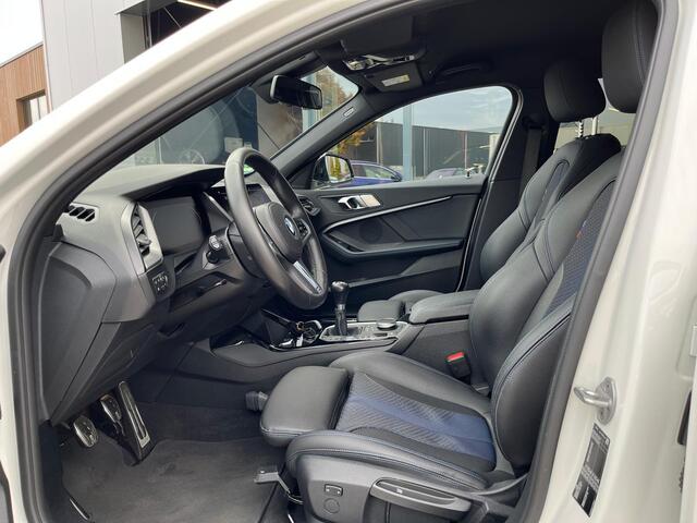 BMW 1-SERIE 118i Executive Edition 140 Pk | Sportstoelen | Cruise Control | LED | Climate Control | Navigatiesysteem | Digitaal Dashboard | Parkeersensoren | 17 Inch