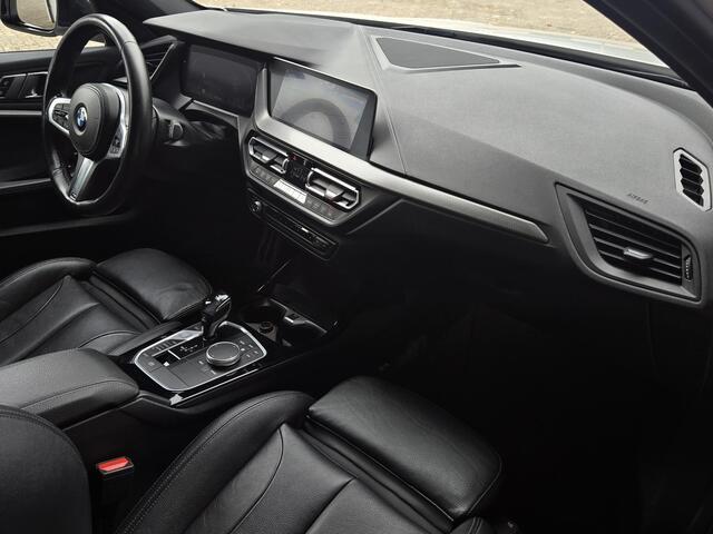 BMW 1-SERIE 118i High M SPORT | PANORAMA | CAMERA | LEDER | SPORTSTOELEN | 18 INCH LM VELGEN |