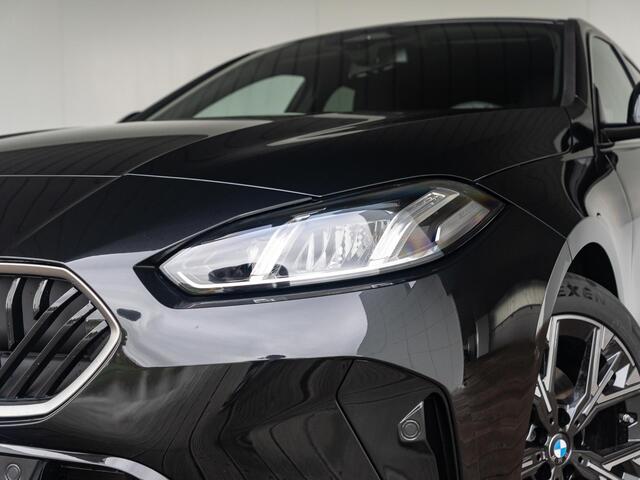 BMW 1-SERIE 120 | M Sportpakket | Verwarmd Stuurwiel | Panoramadak | Achteruitrijcamera | Stoelverwarming | Harman-Kardon | 18''