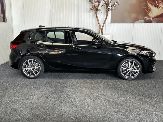 BMW 1-SERIE 120 M SPORT DESIGN EDITION NAVIGATIE CRUISE CONTROL STOEL EN STUURVERWARMING PANORAMA SCHUIF/KANTELDAK BLUETOOTH TELEFOON APPLE CARPLAY/ANDROID RIJSTROOKSENSOREN PDC ZEER MOOI !! 3010