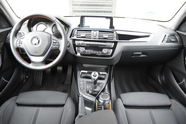 BMW 1-SERIE 120i High Executive * Sportstoelen * LED * Afneembare Trekhaak *