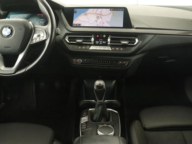 BMW 1-SERIE 118i Sport Line | Sportstoelen | Carplay | Live Cockpit | Full LED | Navigatie | Half leder | Parkeerhulp | Climate control | Cruise control