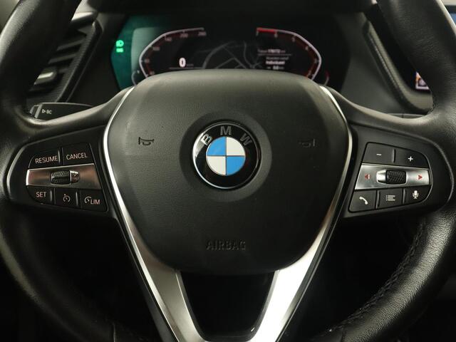 BMW 1-SERIE 118i Sport Line | Sportstoelen | Carplay | Live Cockpit | Full LED | Navigatie | Half leder | Parkeerhulp | Climate control | Cruise control