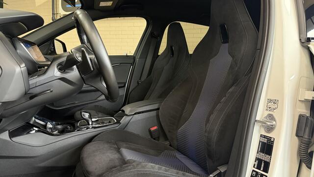 BMW 1-SERIE M135i xDrive High Executive Navi | 19" | Alcantara | Camera | PDC V+A |