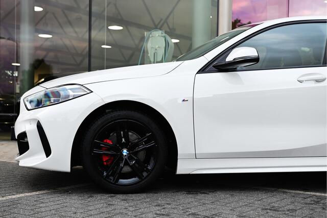 BMW 1-SERIE 118i M Sport Automaat / Sportstoelen / LED / M Sportonderstel / Live Cockpit Professional / Apple CarPlay