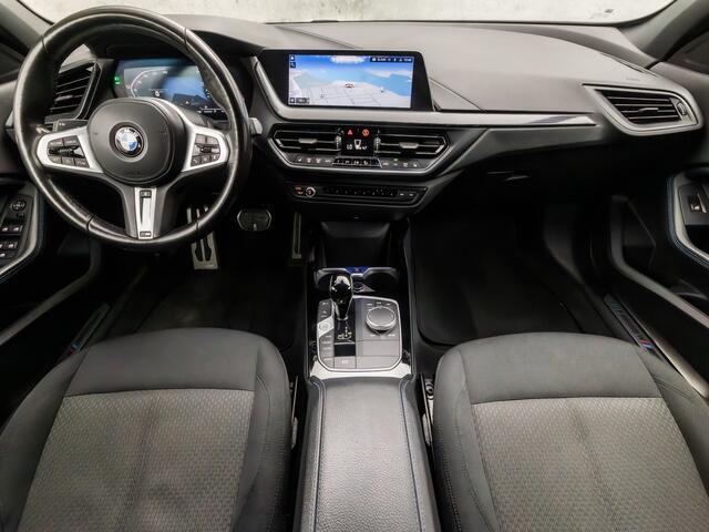 BMW 1-SERIE 118i M Sport Automaat (APPLE CARPLAY, M PAKKET, STUUR/STOELVERWARMING, SFEERVERLICHTING, SPORTSTOELEN, GETINT GLAS, CRUISE, NIEUWE APK, NIEUWSTAAT)