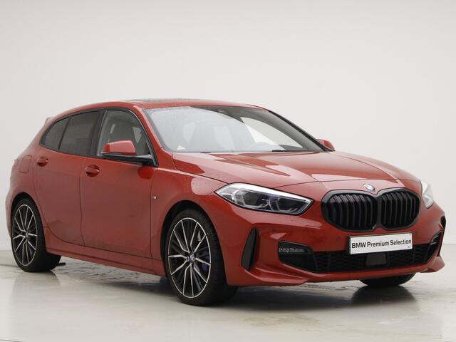 BMW 1-SERIE 118i High Executive M-Sport | Panorama | 19" | Camera | Head-Up | M-Sportstoelen | Leder