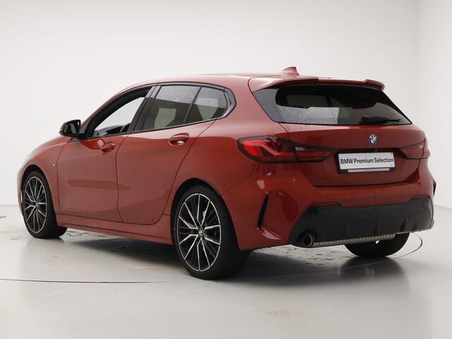 BMW 1-SERIE 118i High Executive M-Sport | Panorama | 19" | Camera | Head-Up | M-Sportstoelen | Leder