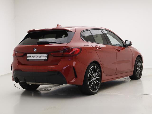 BMW 1-SERIE 118i High Executive M-Sport | Panorama | 19" | Camera | Head-Up | M-Sportstoelen | Leder