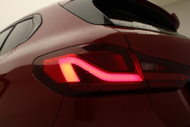 BMW 1-SERIE 118i High Executive M-Sport | Panorama | 19" | Camera | Head-Up | M-Sportstoelen | Leder