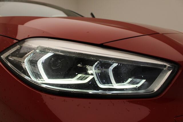 BMW 1-SERIE 118i High Executive M-Sport | Panorama | 19" | Camera | Head-Up | M-Sportstoelen | Leder