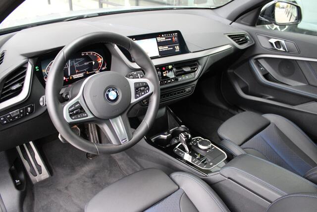 BMW 1-SERIE 118i M Sport Automaat / Panoramadak / Sportstoelen / Achteruitrijcamera / LED / Live Cockpit Professional / M Sportonderstel