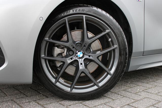 BMW 1-SERIE 118i M Sport Automaat / Panoramadak / Sportstoelen / Achteruitrijcamera / LED / Live Cockpit Professional / M Sportonderstel