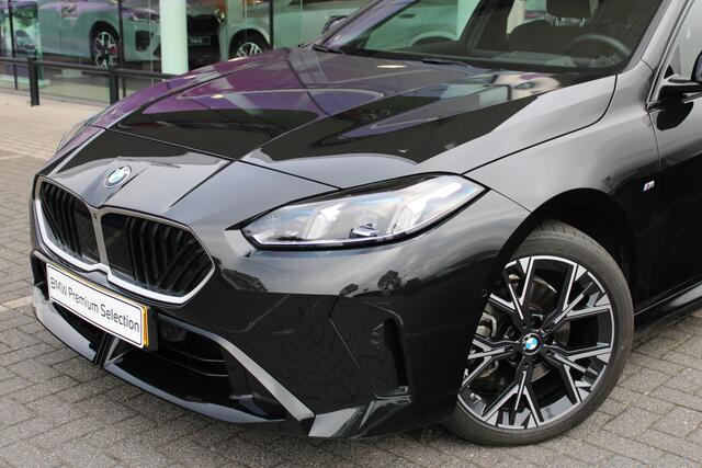 BMW 1-SERIE 120 M Sport Automaat / Sportstoelen / M Adaptief onderstel / Comfort Access / Adaptieve LED / Parking Assistant Plus / Head-Up / Harman-Kardon