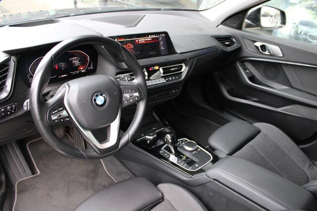 BMW 1-SERIE 118i Sport Line Automaat / Sportstoelen / Head-Up / Stoelverwarming / LED / Live Cockpit Professional