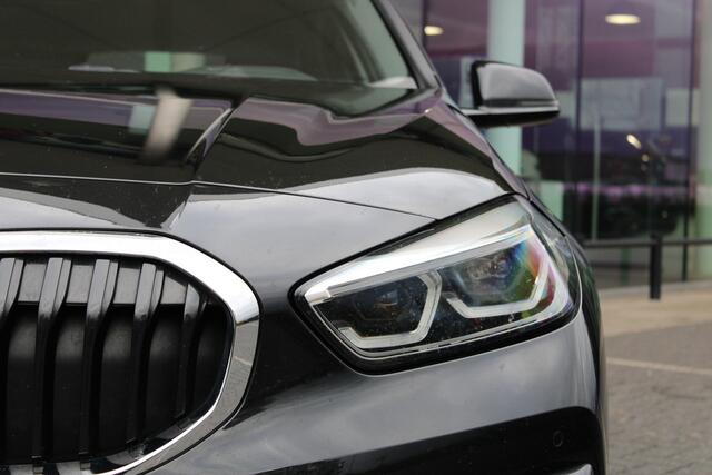 BMW 1-SERIE 118i Sport Line Automaat / Sportstoelen / Head-Up / Stoelverwarming / LED / Live Cockpit Professional