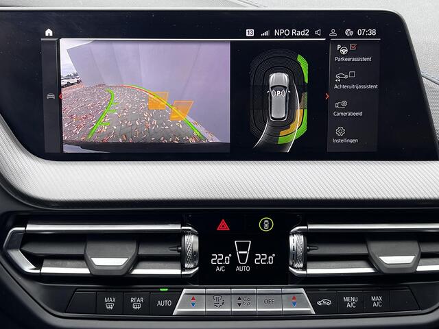 BMW 1-SERIE 118i / Dealer onderhouden / M-Sport / Panorama schuifdak / HUD / Adaptieve CC / Harman Kardon / Alcantara Sportstoelen / 19" / Camera /