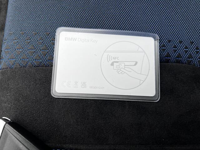 BMW 1-SERIE 118i / Dealer onderhouden / M-Sport / Panorama schuifdak / HUD / Adaptieve CC / Harman Kardon / Alcantara Sportstoelen / 19" / Camera /