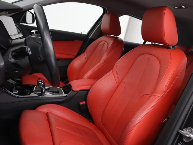 BMW 1-SERIE 116d High Executive | Sport Line | Leder | Stoelverwarming | Carplay | Sportstoelen | Navigatie | Parkeerhulp | Live Cockpit | Climate control | Full LED | Cruise control