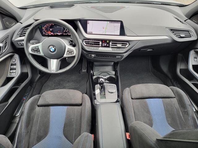 BMW 1-SERIE 118i Automaat / Dealer onderhouden / M-Sport / 19" velgen / Navigatie / Panoramadak / Harman Kardon audio / DAB / Sportstoelen / Achteruitrijcamera / Headup display / Digital Cockpit /