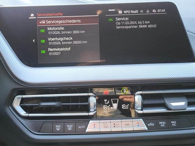 BMW 1-SERIE 118i Automaat / Dealer onderhouden / M-Sport / 19" velgen / Navigatie / Panoramadak / Harman Kardon audio / DAB / Sportstoelen / Achteruitrijcamera / Headup display / Digital Cockpit /