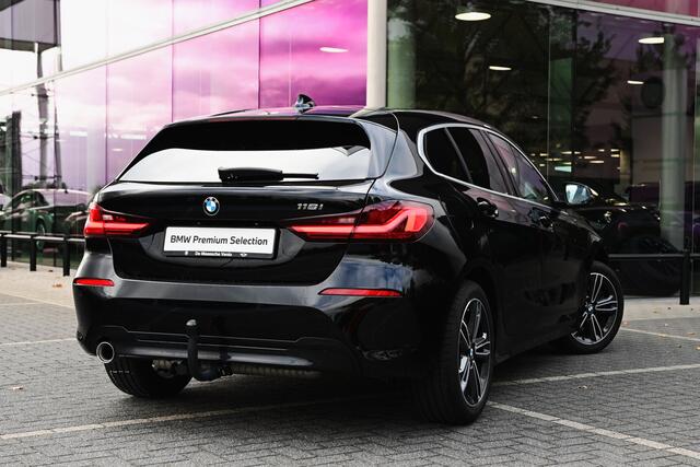 BMW 1-SERIE 118i Sport Line Automaat / Trekhaak / Sportstoelen / LED / Live Cockpit Professional / Cruise Control / PDC