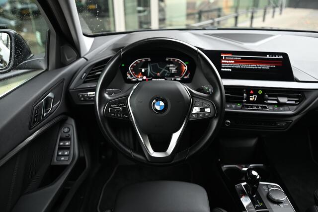 BMW 1-SERIE 118i Sport Line Automaat / Trekhaak / Sportstoelen / LED / Live Cockpit Professional / Cruise Control / PDC