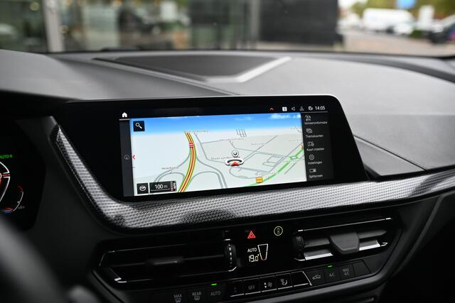 BMW 1-SERIE 118i Sport Line Automaat / Trekhaak / Sportstoelen / LED / Live Cockpit Professional / Cruise Control / PDC