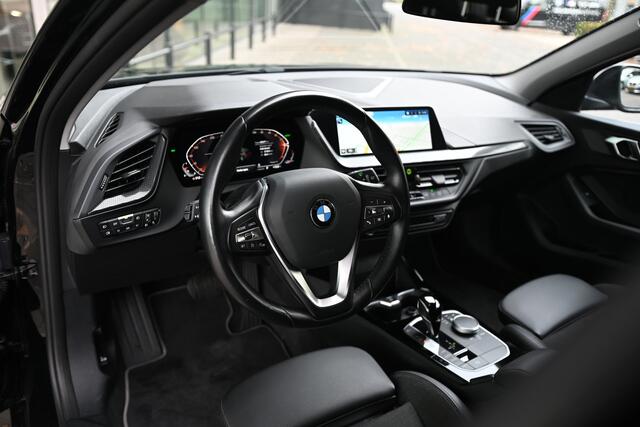 BMW 1-SERIE 118i Sport Line Automaat / Trekhaak / Sportstoelen / LED / Live Cockpit Professional / Cruise Control / PDC