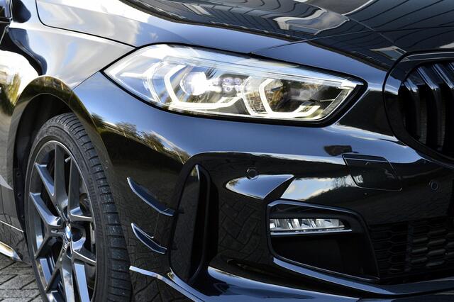 BMW 1-SERIE 120i M-Performance Rijklaarprijs-Garantie Panorama dak Schaalstoelen Live cockpit pro Apple carplay